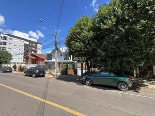 Vista externa de uma residência em Lajeado, Brasil, com árvores e uma rua.