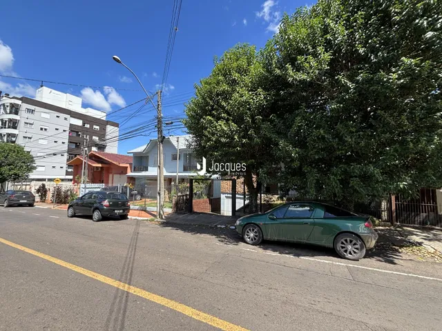 Vista externa de uma residência em Lajeado, Brasil, com árvores e uma rua.