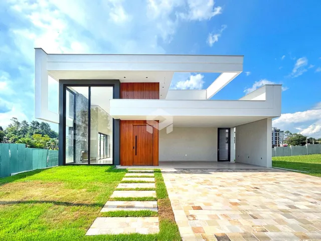 Fachada moderna de uma residência com jardim e calçada em Lajeado.