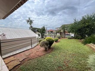 Vista externa de uma residência com jardim e cerca em Lajeado, Brasil.