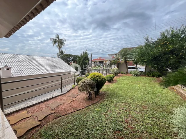 Vista externa de uma residência com jardim e cerca em Lajeado, Brasil.