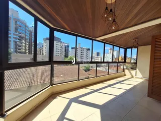 Vista ampla de um ambiente com grandes janelas que oferece uma vista da cidade.