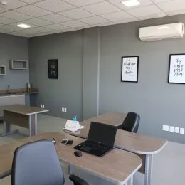 Sala de estar com mesa e cadeiras em ambiente interno.