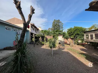 Vista externa de uma propriedade em Lajeado, Brasil, mostrando o jardim e a fachada da casa.
