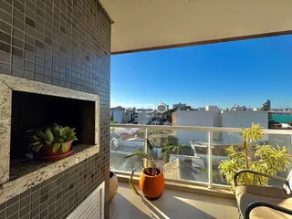 Vista da varanda com vista para a paisagem urbana.