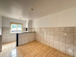 Interior de um ambiente com piso e paredes revestidos de cerâmica.