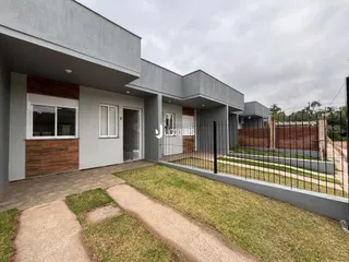 Fachada moderna de uma residência em Lajeado, Brasil, com jardim e cerca.