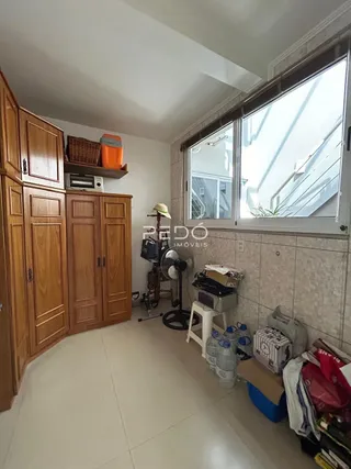 Interior de uma sala com armários de madeira e piso claro.