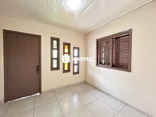 Uma foto interna mostra um ambiente com piso de cerâmica e portas.