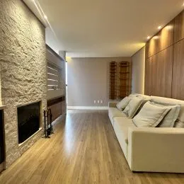Hall de entrada com piso de madeira e armários embutidos.