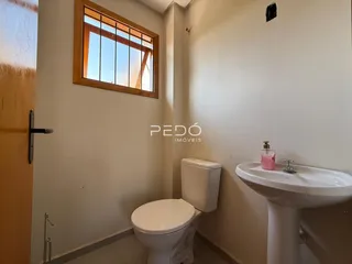 Foto de um banheiro com vaso sanitário e pia em uma residência.
