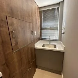 Armário de madeira em um ambiente interno.