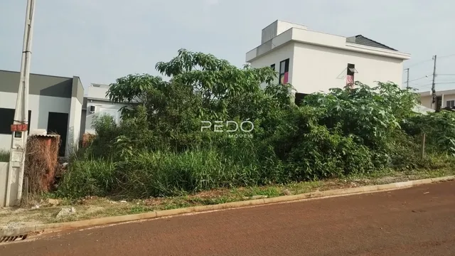 Fachada de uma residência em Lajeado, Brasil, com vegetação densa na frente.