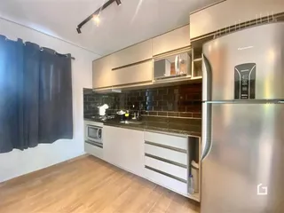 Foto de uma cozinha moderna com armários e eletrodomésticos em aço inoxidável.