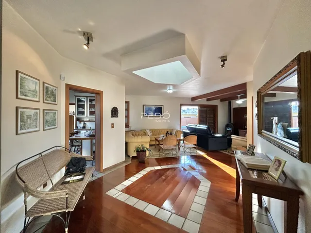 A sala de estar de uma residência em Lajeado, Brasil, com piso de madeira.