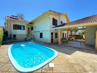 Fachada de uma casa com piscina em Lajeado, Brasil.