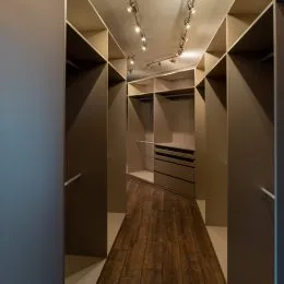 Foto de um corredor interno com nichos de armazenamento.