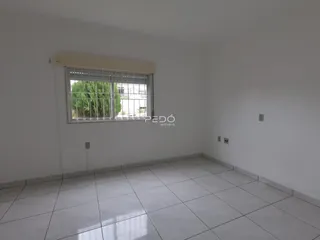Ambiente interno com piso de cerâmica claro e janela.