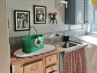 Foto de uma cozinha com armários e bancada.