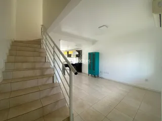 Vista de um corredor com escadaria em um imóvel em Lajeado.