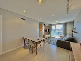 Sala de estar e jantar de um apartamento em Lajeado, Brasil.