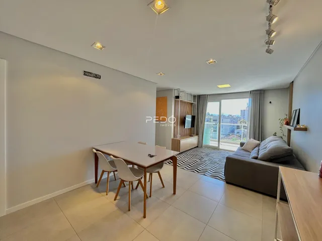 Sala de estar e jantar de um apartamento em Lajeado, Brasil.