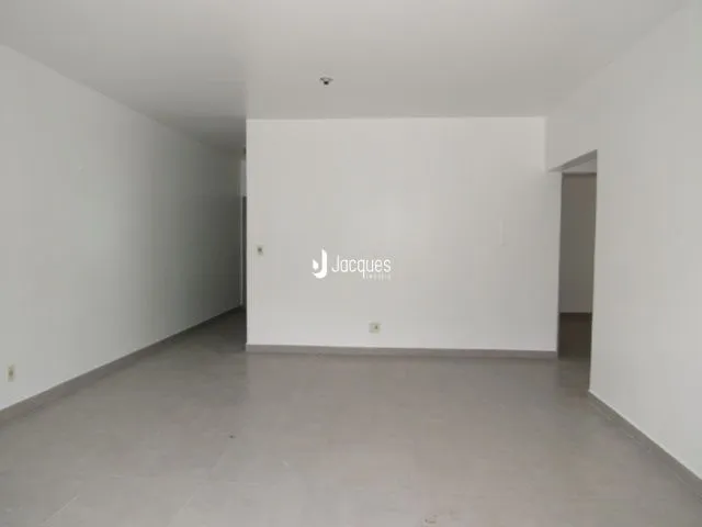 Foto de um espaço interno vazio com paredes brancas.