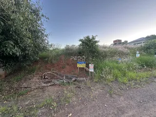 Vista externa de terreno com vegetação densa e sinalização em Lajeado.