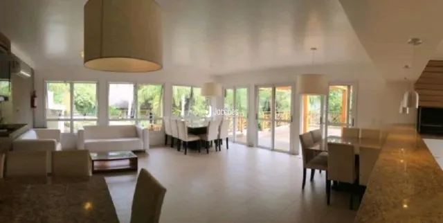 Casa com 4 dormitórios
