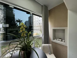 A sala de estar possui uma grande janela com vista para o exterior.