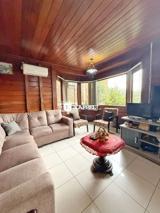 Sala de estar com sofá e decoração em ambiente de madeira.