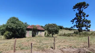 Fachada de uma casa rústica em Lajeado, Brasil, com vegetação seca ao redor.