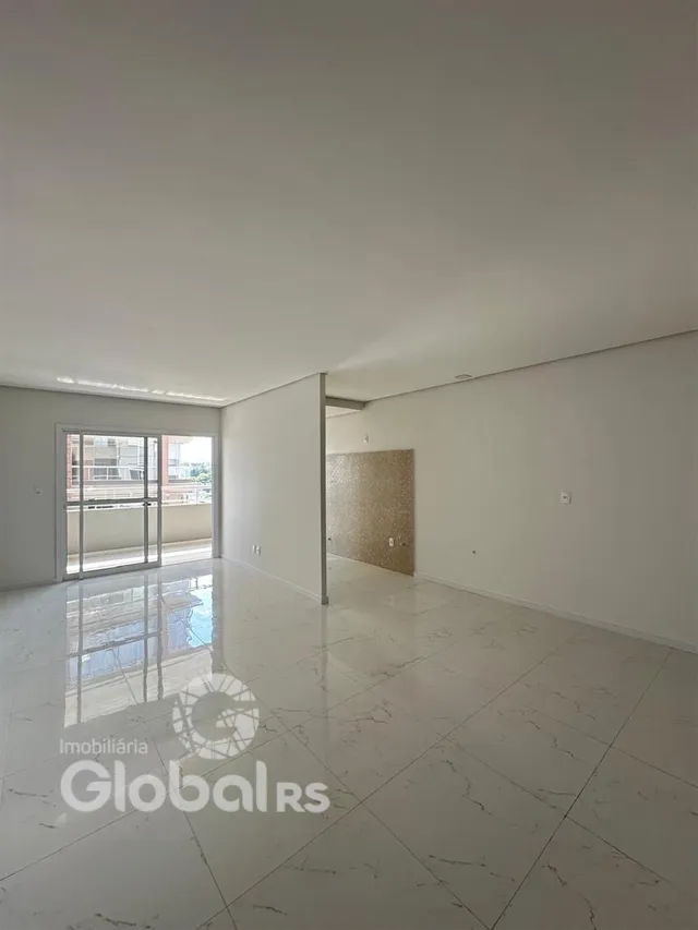 Sala ampla com piso de mármore claro.