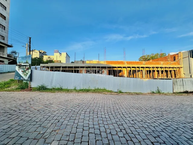 Vista externa de uma construção em Lajeado, Brasil, com cerca de metal.