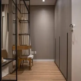 Hall de entrada com piso de madeira e paredes neutras.