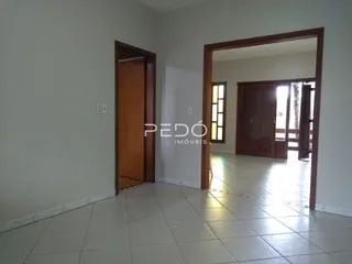 Hall da propriedade em Lajeado, Brasil, mostrando uma passagem entre cômodos.