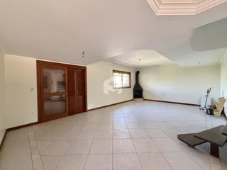 Sala de estar com piso de cerâmica e lareira.