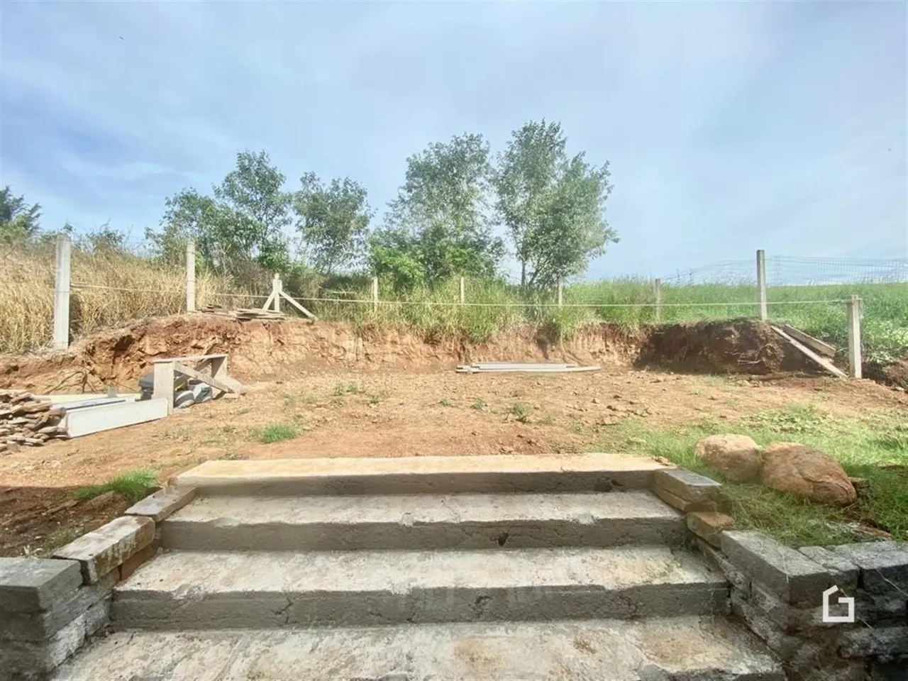Vista de terra com degraus de pedra em uma área externa.