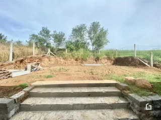 Vista de terra com degraus de pedra em uma área externa.