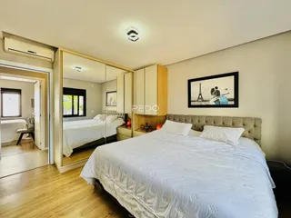 Quarto espaçoso com cama e espelho em um imóvel no Brasil.