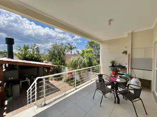 Vista de uma varanda com vista para o jardim de uma residência em Lajeado.