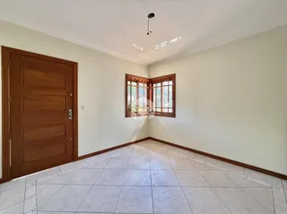 Ambiente interno com piso de cerâmica e parede clara.
