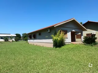 Fachada de uma casa com jardim em Lajeado, Brasil.
