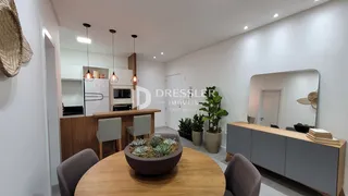 Sala de jantar com mesa de madeira e cadeiras em um imóvel no Brasil.