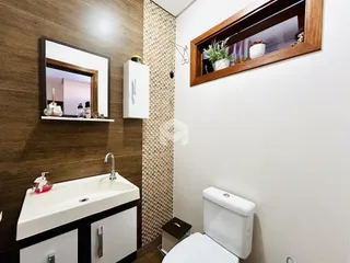 Foto de um banheiro com pia e vaso sanitário.