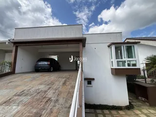 Vista da fachada de uma residência em Lajeado, Brasil, mostrando a garagem e a entrada.