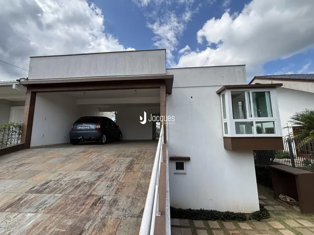 Vista da fachada de uma residência em Lajeado, Brasil, mostrando a garagem e a entrada.