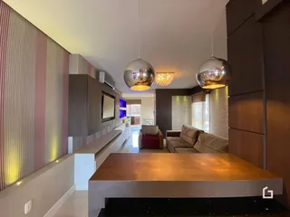 Sala de estar com decoração moderna e móveis de madeira.