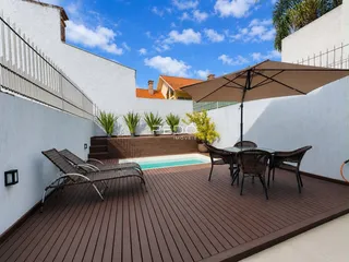 Vista de uma área externa com deck e piscina em Lajeado, Brasil.