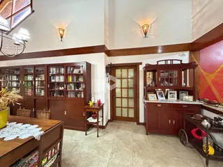 Interior de uma sala com armários de madeira e decoração no Brasil.